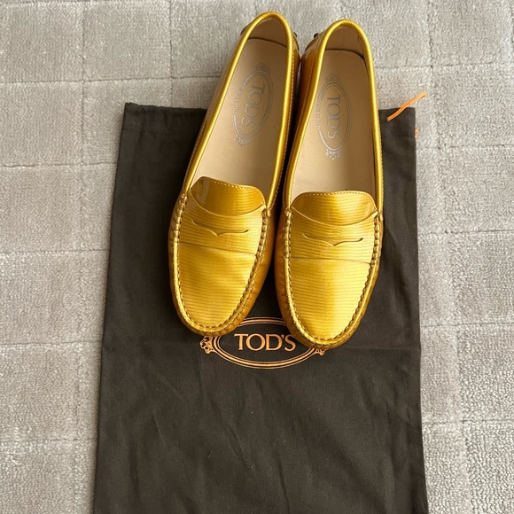 Tod’s Gommino Driving Shoes in Gold Patent Leather. Size 37.5 - Picture 4 of 8